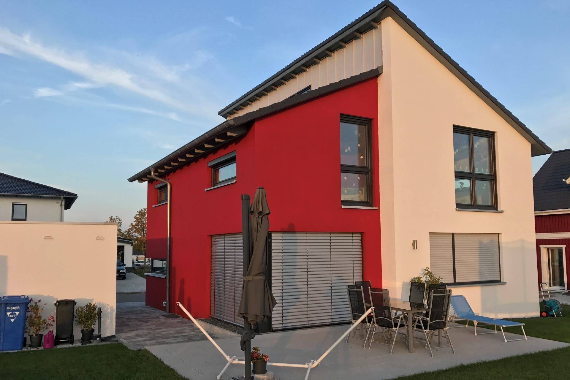 Modernes Einfamilienhaus in Massivbauweise mit hellem Putz und großen Fensterflächen